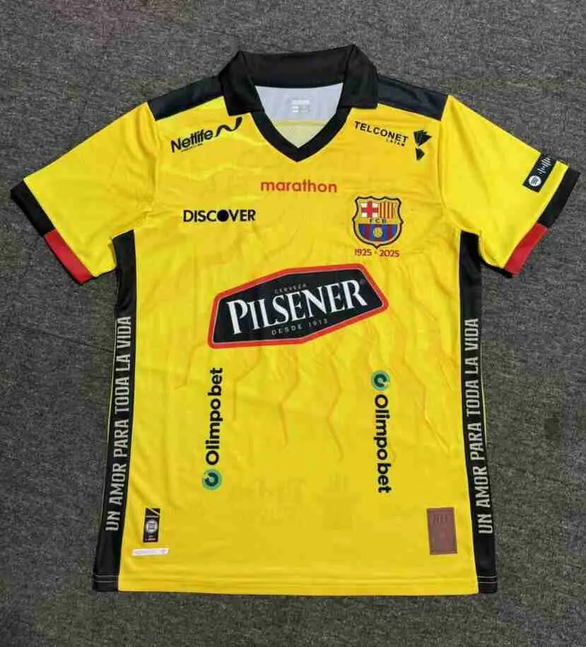 Blokecore: La Guía Definitiva para Vestir como un Ídolo sin Morir en el Intento Camisetas Baratas del Barcelona 2025 3